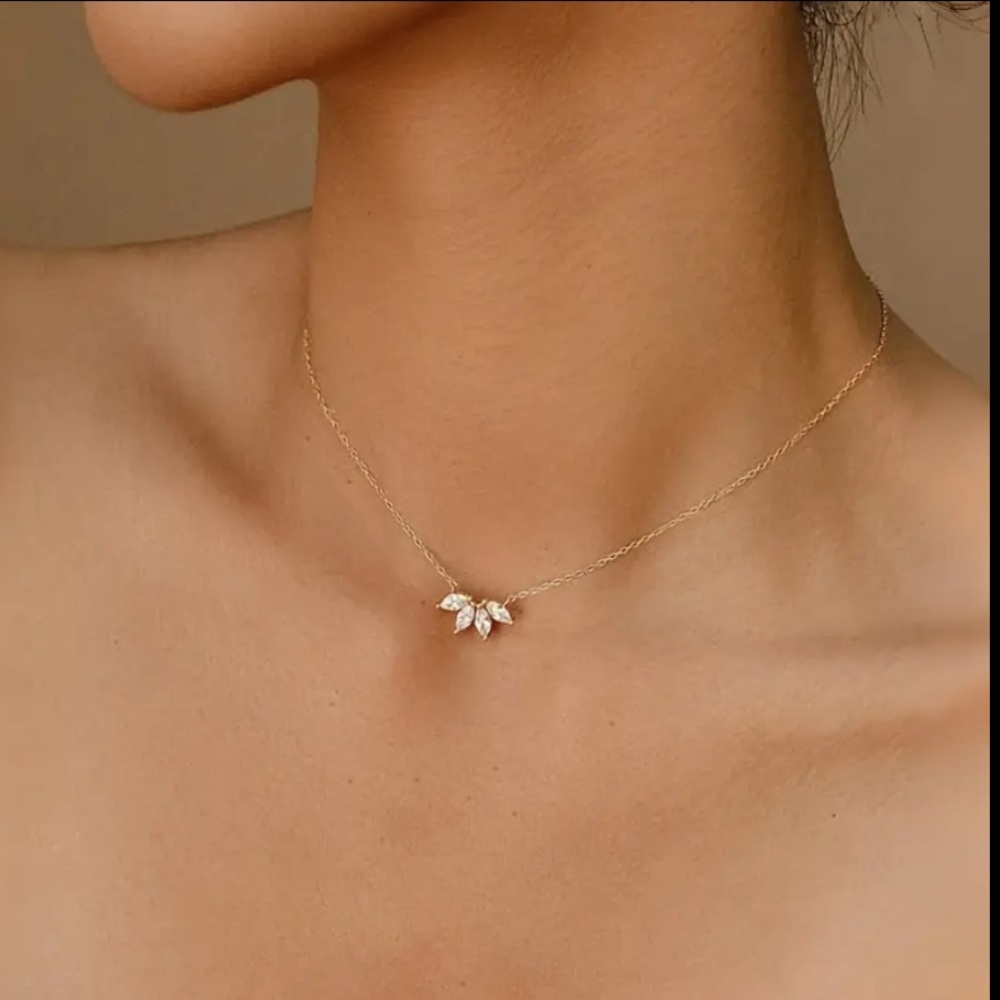 NWT🤍Petal Shaped Pendant🤍